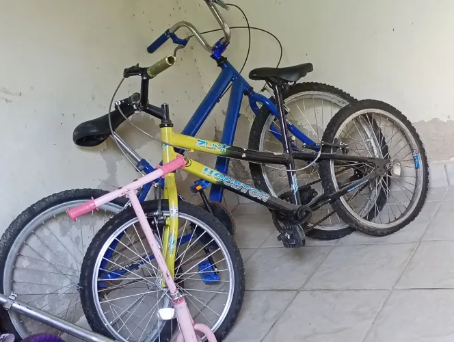 Bicicleta aro 20 amarela e preta pneu murcho azul aro 24