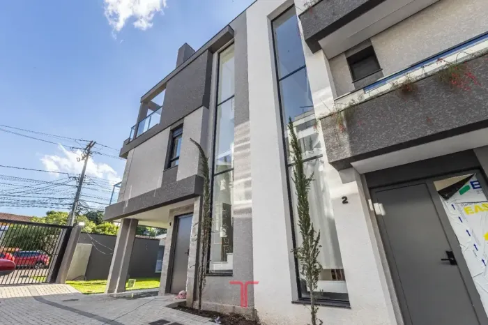 Sobrado a venda no Bairro Campo Comprido