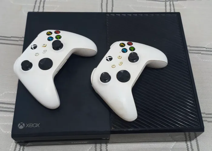 Xbox one 1tb e duas manetes