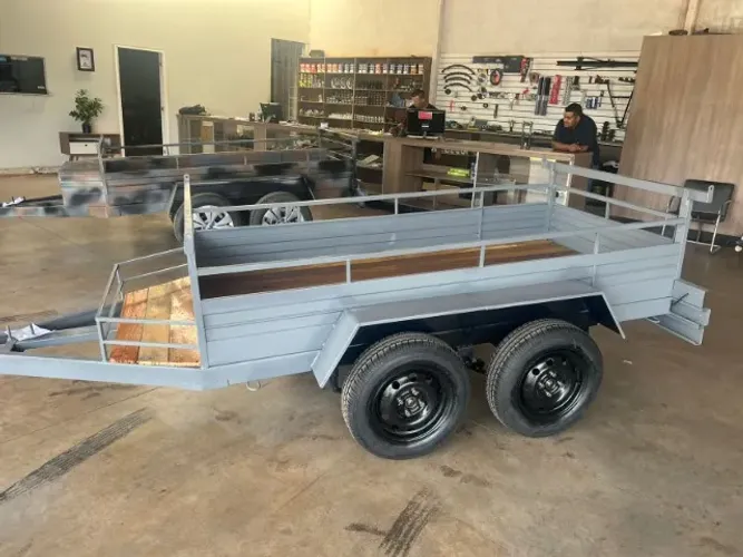 Carretinha Trucada nova com cestinha - Reboque À Pronta Entrega.