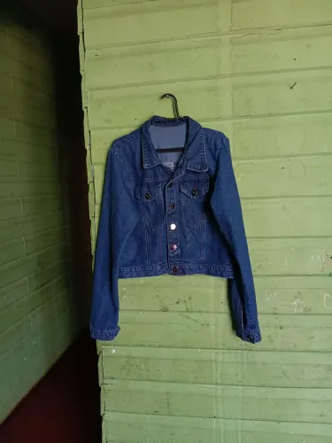 Vendo jaqueta nova tm G sandália tm 35 está nova tbm 40$ 38$ 