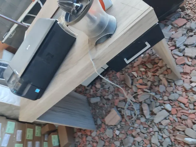 Escrivaninha pequena com gaveta