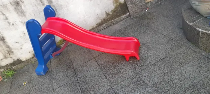 Vende se um escorregador 