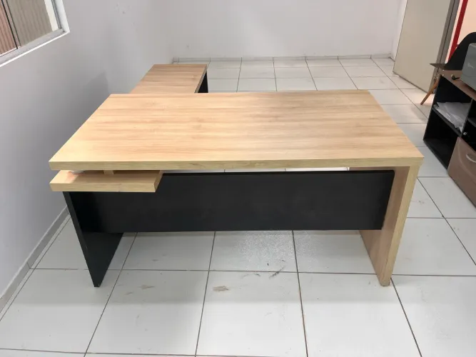 Mesa de escritório em L