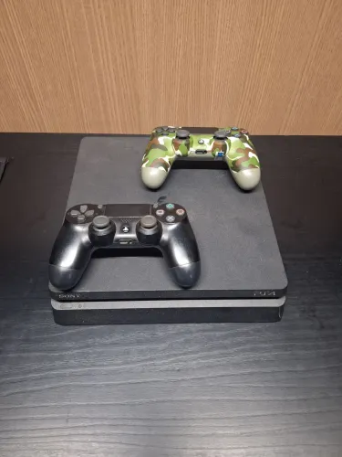 Vendo Ps4 Slim com 2 controles
