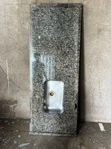 Pia de mármore e cuba de aço inox