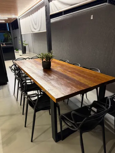 Mesa de madeira + jogo de cadeiras