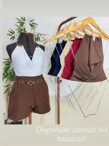 Body branco,com detalhe dourado no pescoço