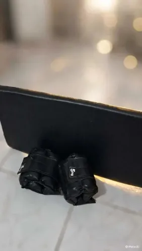 Vendo kit de pesos e colchonete para treino de glúteos e pernas em casa. Novíssimos.