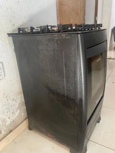 Fogão pegando todas as bocas, e forno também