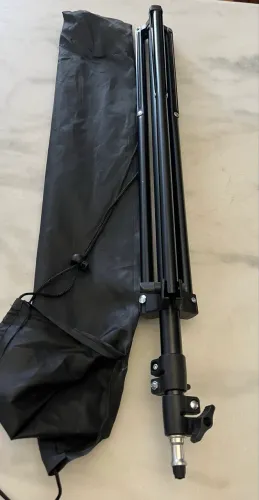 Tripé para iluminação em alumínio preto. 