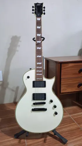 Guitarra ESP LTD EC 401 olympic white captação EMG