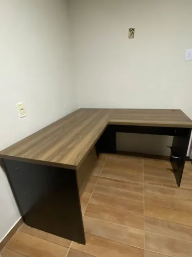 Mesa de escritório em L