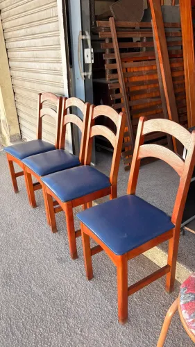 conjunto de cadeiras em madeira
