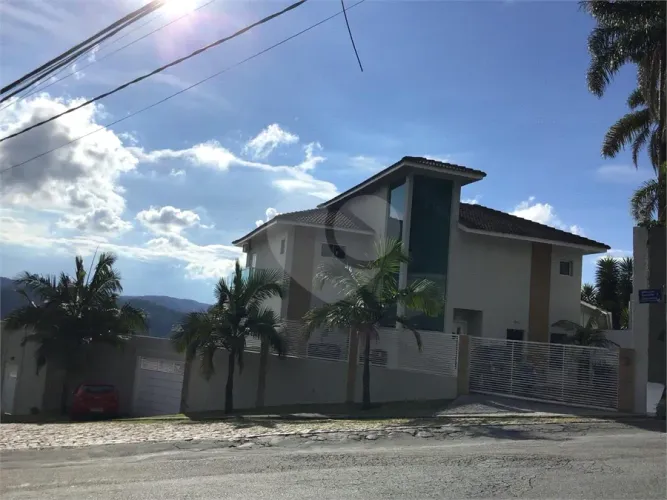 Condomínio com 4 quartos para locação em Caraguatá - SP