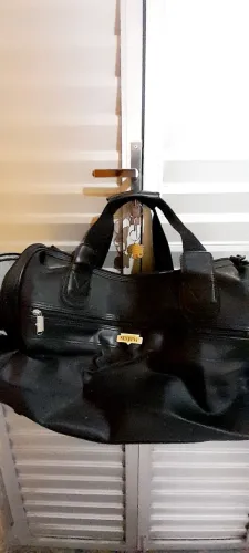 Sacola de viagem bem dividida com bolsos laterais e frontal. Tem 2 alças de mão e ombro