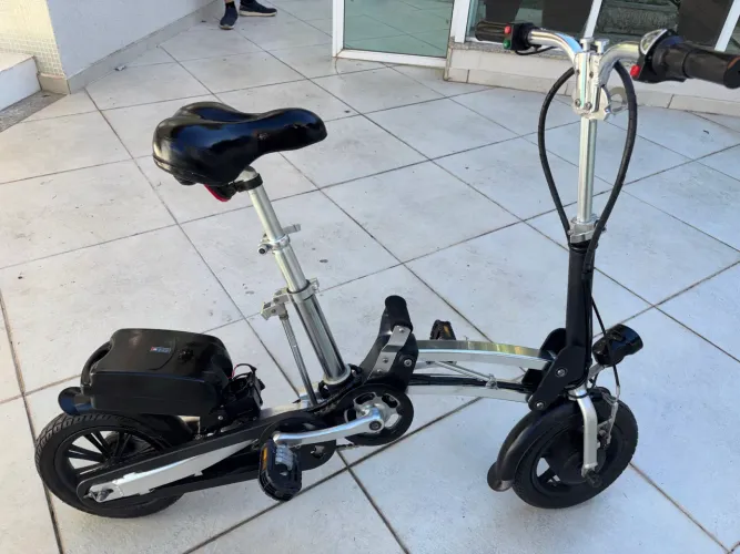 Bicicleta elétrica dobrável compacta 