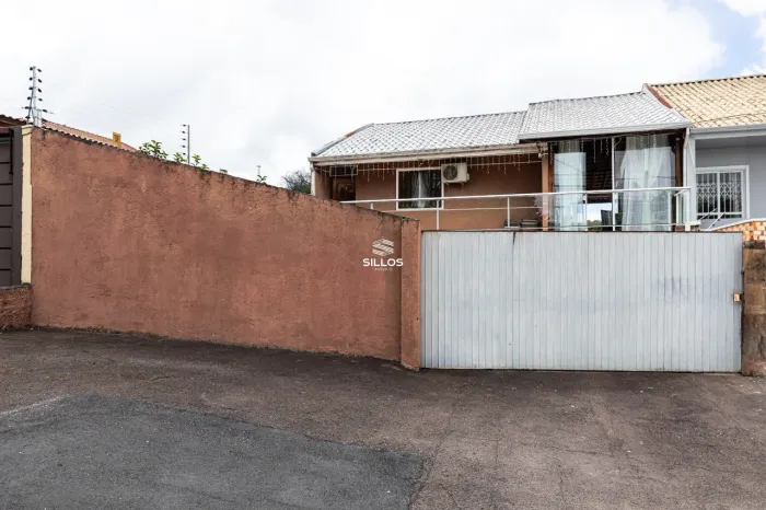 Sobrado à venda com 5 quartos no Uberaba em Curitiba.