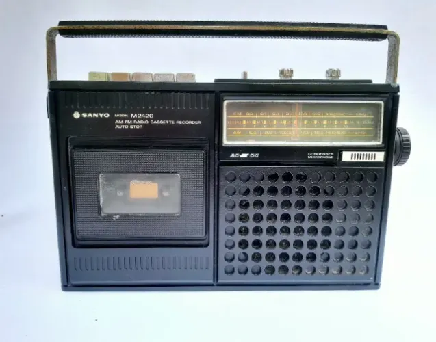 Antigo rádio de mesa