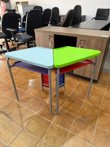 Mesa infantil colorida reforçada