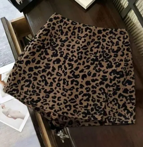 Shorts saia onça NOVO