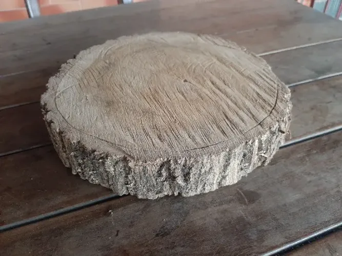 Bolacha de madeira rústica - 27 x 27 x 5 cm