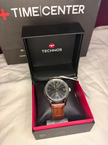 Relógio Analógico, Caixa em Metal e Pulseira de Couro Marrom, Technos.