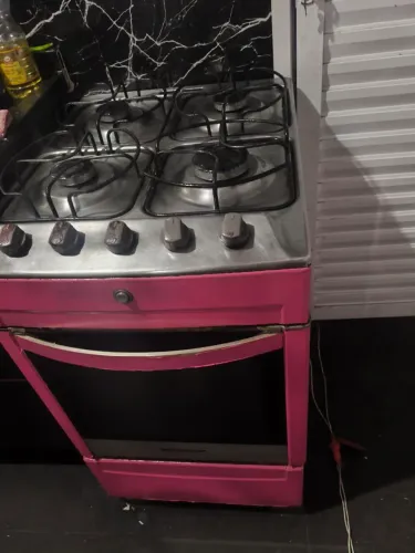Geladeira mais fogão envelopado de rosa