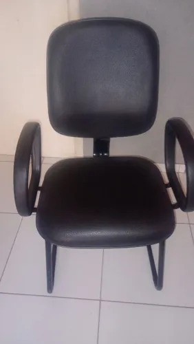Cadeira de escritório fixas com apoio de braço.