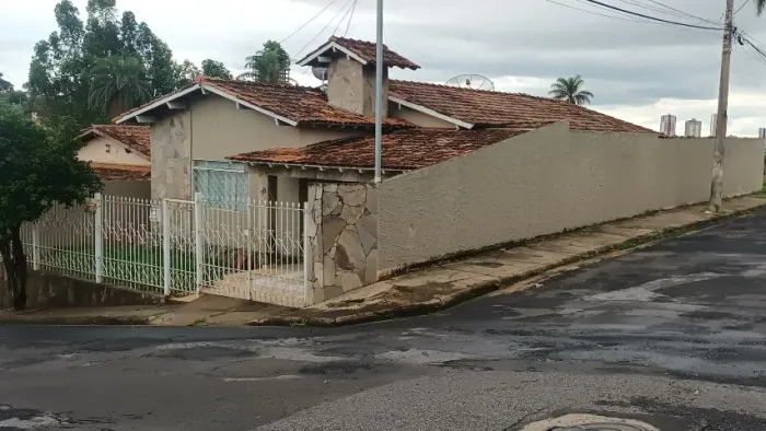 Aluga-se casa no Jardim Primavera
