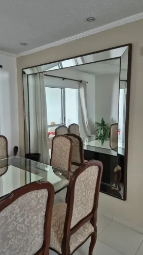 Conjunto Sala de Jantar Clássico (Mesa, 6 Cadeiras Estofadas e Espelho Bisotê)