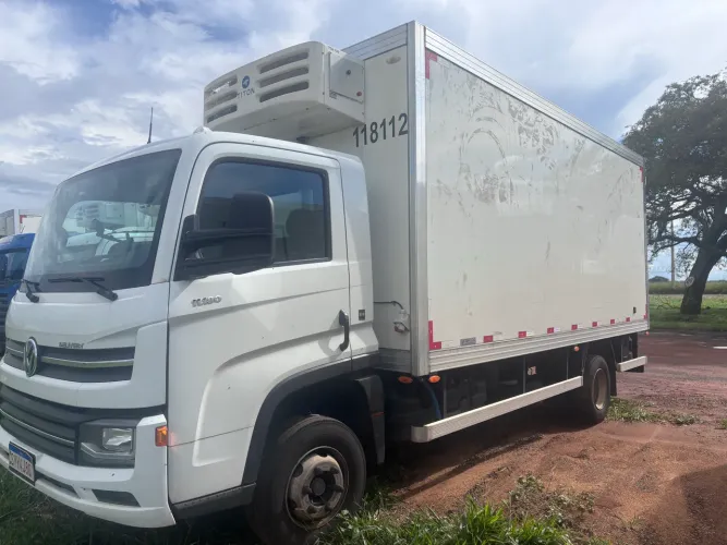 Caminhão 3/4 baú refrigerado 