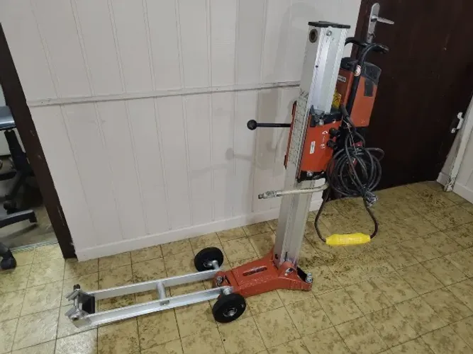 Perfuratriz Hilti DD 200 com coluna para perfuração DD HD 30, completa para uso. Usada.
