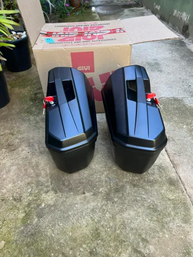Baús Givi com suportes CB500x