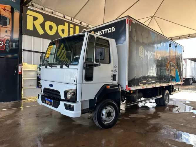 Ford Cargo 1119 ano:2015 Bau de 6 mt assoalho na chapa