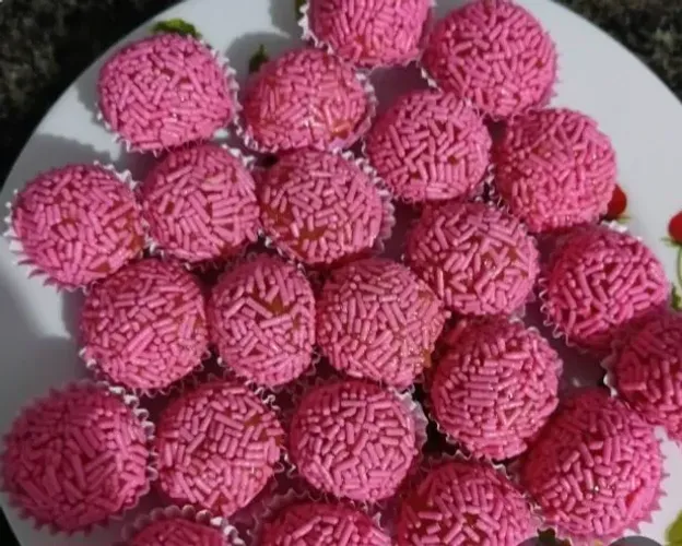 100 Brigadeiro de morango ( bicho de pé)