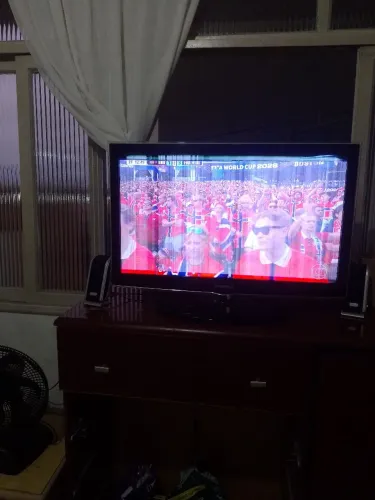 TV SAMSUNG, 32", CAIXAS DE SOM , CONVERSOR, TODOS OS CABOS, COM LEVE LISTAS NA TELA.