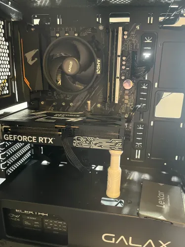PC Gamer Ryzen 7 5700X + RTX 5060 | 16GB RAM | B550M AORUS