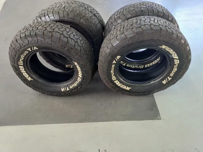 Conjunto 4 pneus XBRI Brutus TA 285/70 R17 perfeito estado