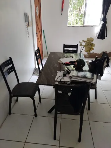 Mesa de mármore com seis cadeiras
