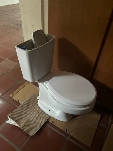 Vaso sanitário branco com caixa acoplada e assento novo