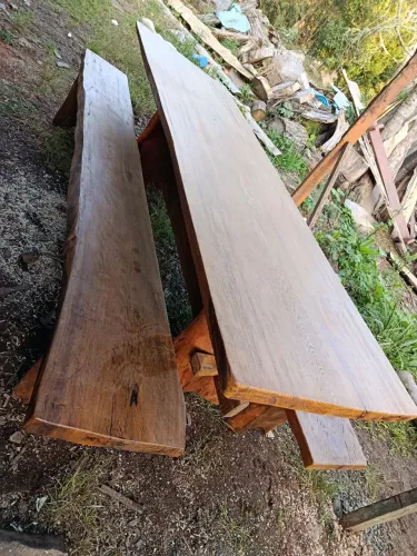 Jogo mesa e bancos rústicos 
