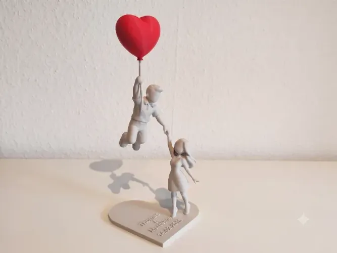 Escultura Casal Namorados com balão de coração