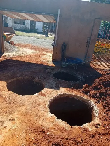 Trabalho de furar fossa, ligação de esgoto e limpeza de terreno 