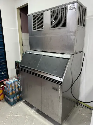 Maquina de gelo everest 150kg Com reservatório!