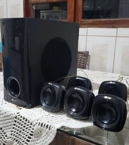 Conjunto de caixas e subwoofer de home teacher LG