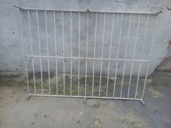 2 grade de ferro bem conservado 1,93 largura por 1,10 altura outra 1,70 largura por 1,20