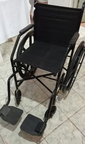 Vendo cadeira de rodas semi nova, pouco utilizada, ótimo conforto para o dia a dia.