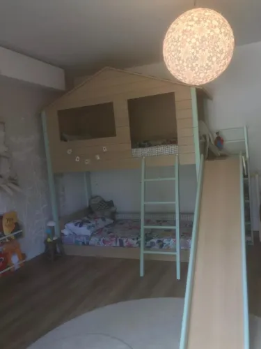 Beliche de casinha, com estante e escorrega, da LZ Mini