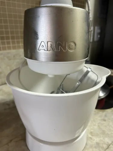 Batedeira Planetas Arno 5 velocidades. POUCO USADA!
